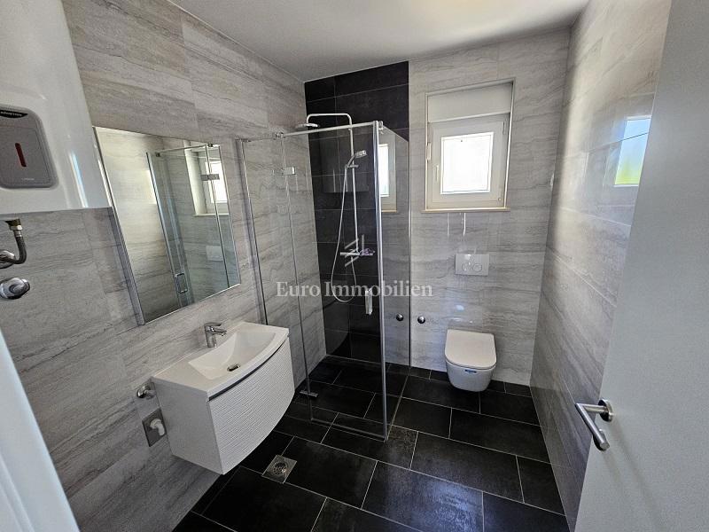 Appartamento in un nuovo edificio, prima fila al mare - Pag