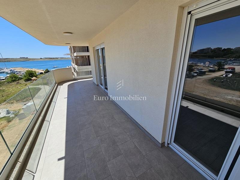Appartamento in un nuovo edificio, prima fila al mare - Pag