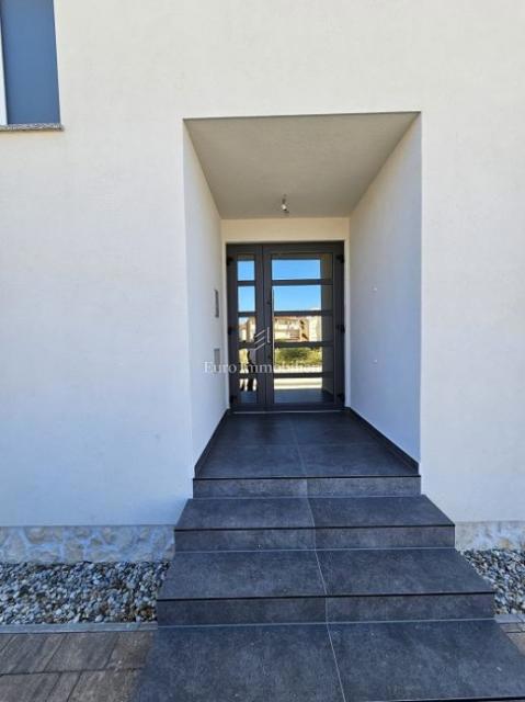 Appartamento in un nuovo edificio, prima fila al mare - Pag