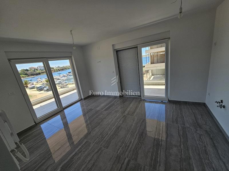 Appartamento in un nuovo edificio, prima fila al mare - Pag