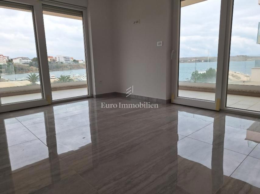 Appartamento in un nuovo edificio, prima fila al mare - Pag