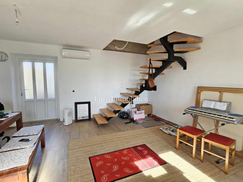 Casa in pietra ristrutturata, con giardino - zona Parenzo