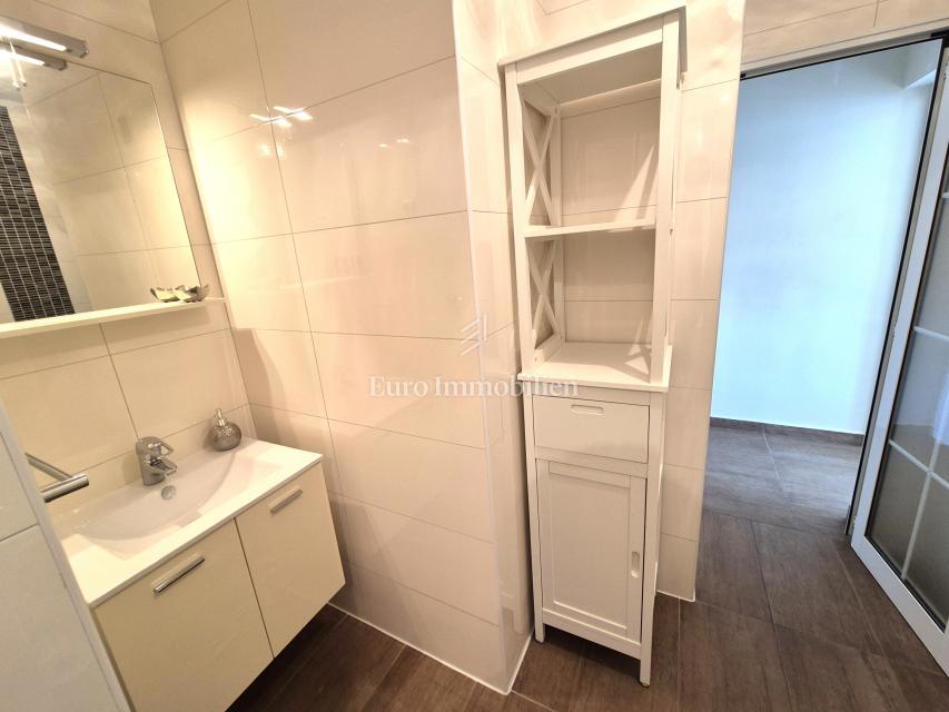 Malinska, appartamento arredato di qualità con due camere 