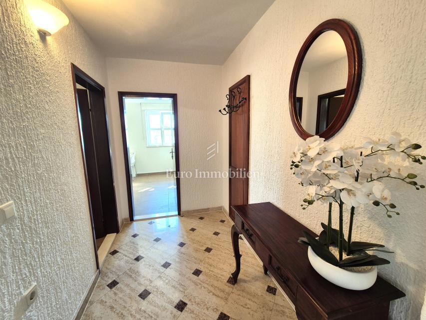 Malinska, appartamento arredato di qualità con due camere 