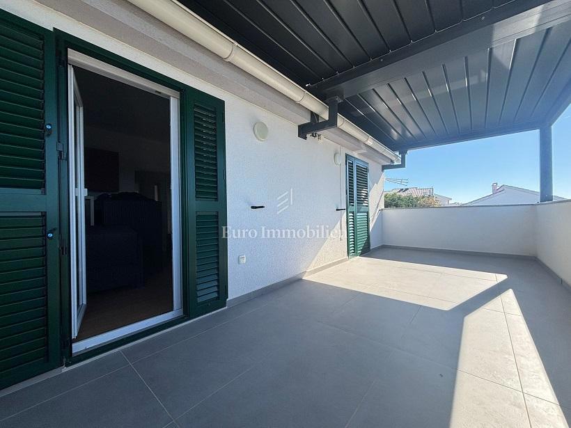 Novalja - casa con 3 appartamenti e un ampio giardino paesaggistico