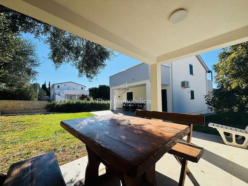 Novalja - casa con 3 appartamenti e un ampio giardino paesaggistico