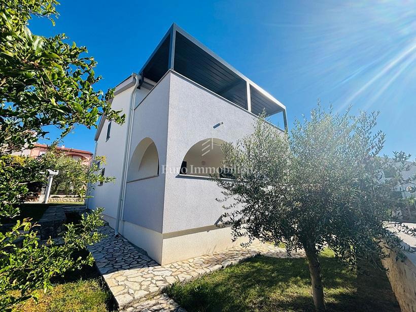 Novalja - casa con 3 appartamenti e un ampio giardino paesaggistico