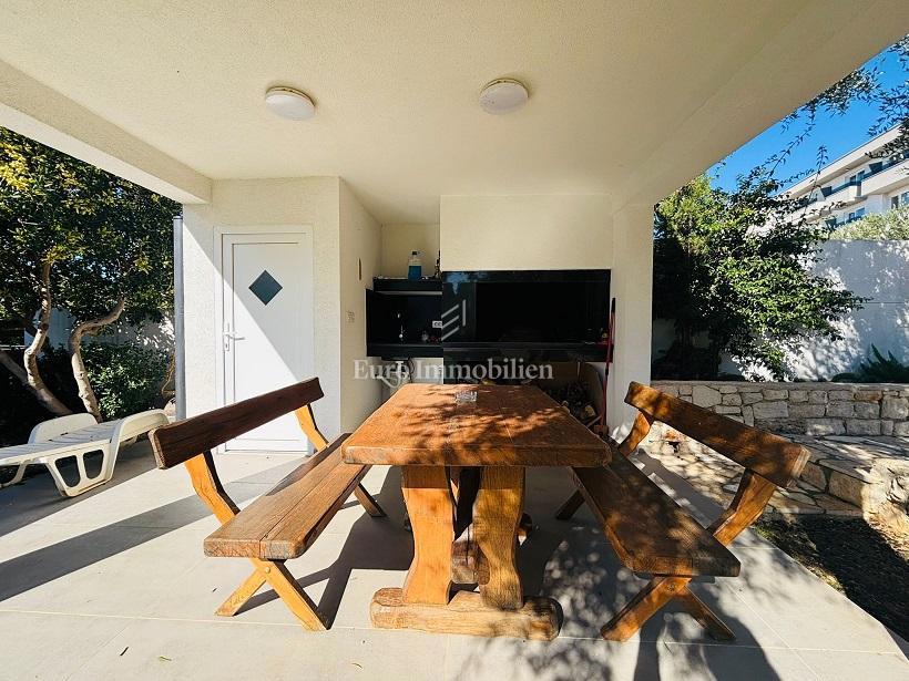 Novalja - casa con 3 appartamenti e un ampio giardino paesaggistico