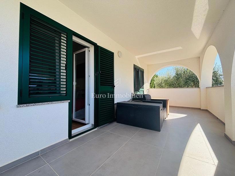 Novalja - casa con 3 appartamenti e un ampio giardino paesaggistico