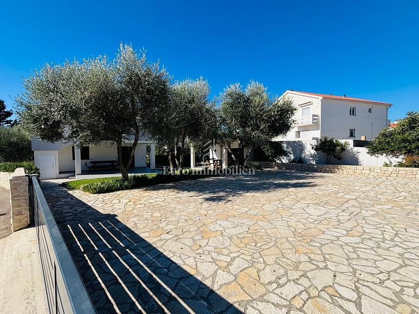 Novalja - casa con 3 appartamenti e un ampio giardino paesaggistico