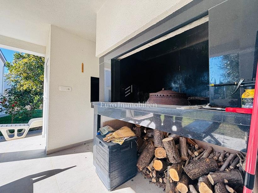 Novalja - casa con 3 appartamenti e un ampio giardino paesaggistico