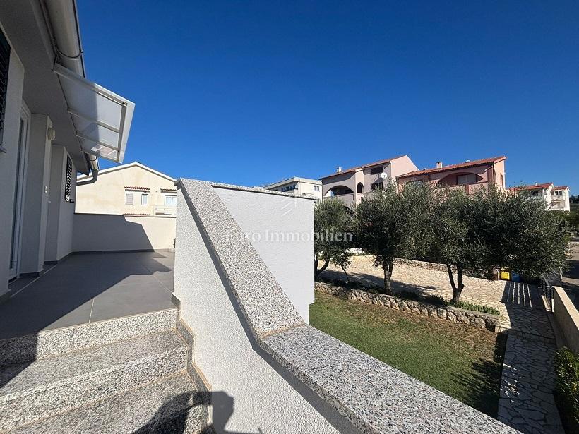 Novalja - casa con 3 appartamenti e un ampio giardino paesaggistico