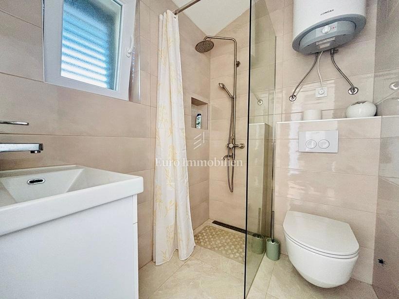 Novalja - casa con 3 appartamenti e un ampio giardino paesaggistico