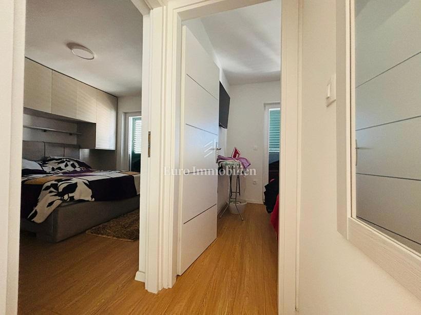 Novalja - casa con 3 appartamenti e un ampio giardino paesaggistico