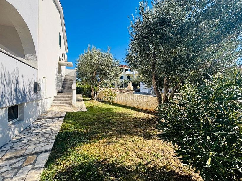 Novalja - casa con 3 appartamenti e un ampio giardino paesaggistico