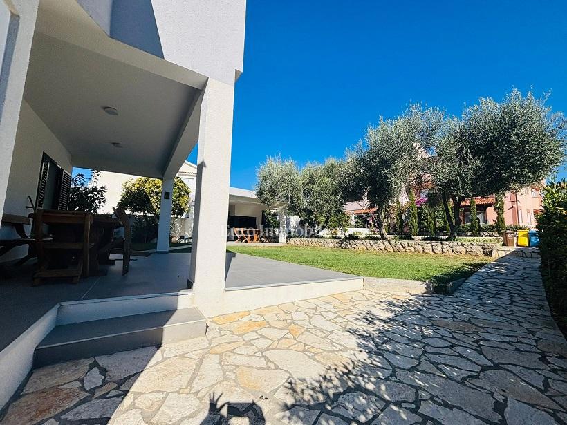 Novalja - casa con 3 appartamenti e un ampio giardino paesaggistico