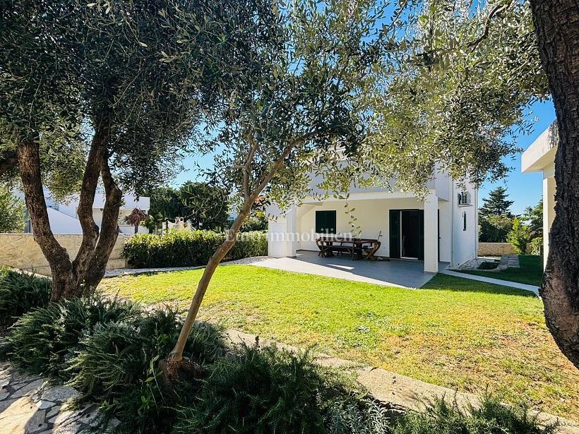 Novalja - casa con 3 appartamenti e un ampio giardino paesaggistico