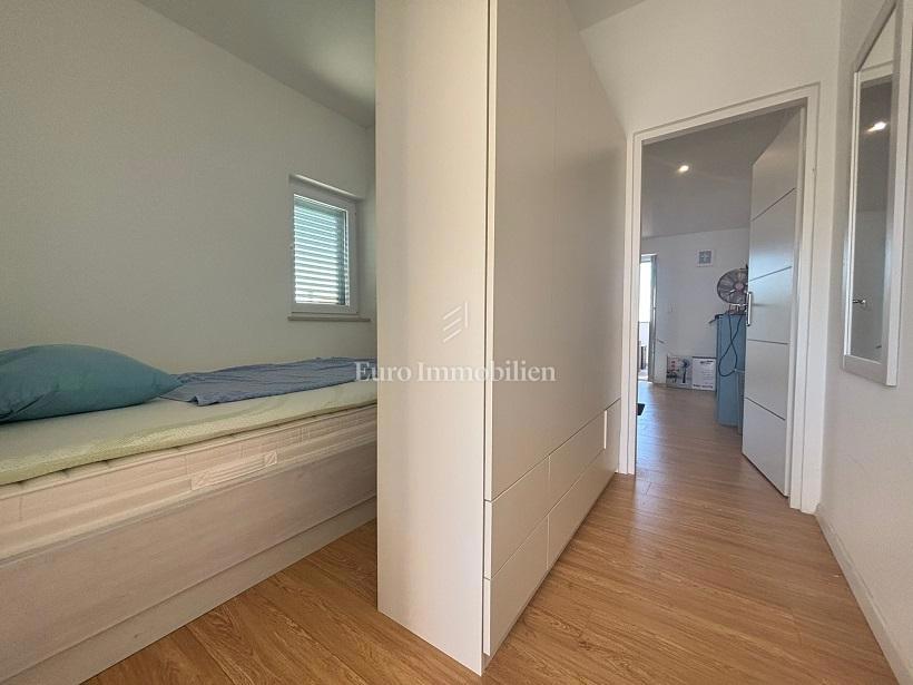 Novalja - casa con 3 appartamenti e un ampio giardino paesaggistico