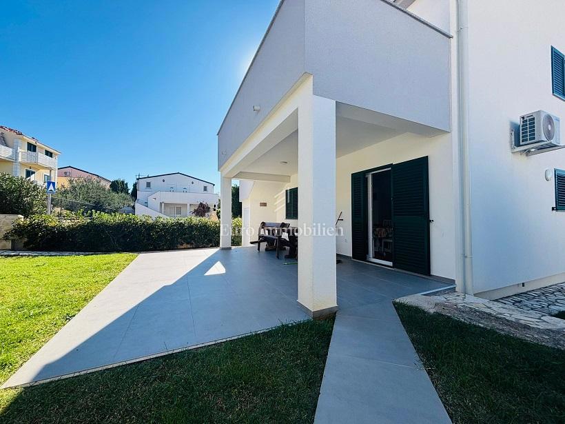 Novalja - casa con 3 appartamenti e un ampio giardino paesaggistico