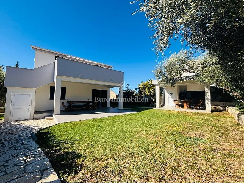 Novalja - casa con 3 appartamenti e un ampio giardino paesaggistico