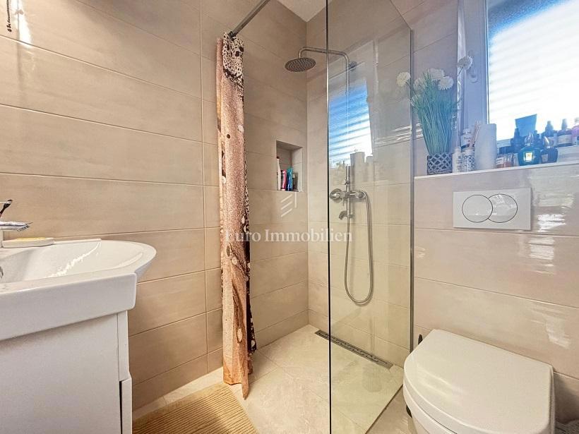 Novalja - casa con 3 appartamenti e un ampio giardino paesaggistico