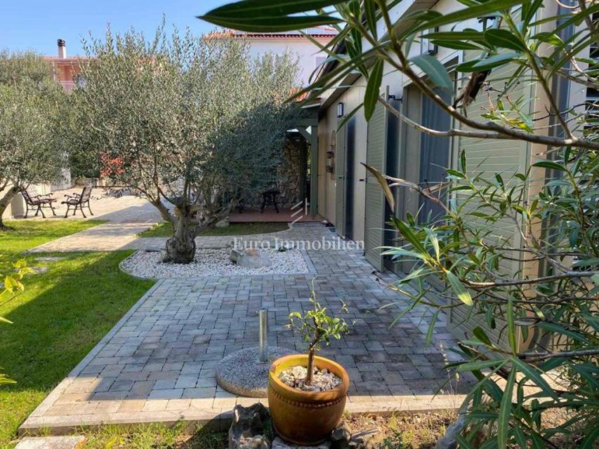 Murter - casa con un bellissimo giardino, in terza fila rispetto al mare