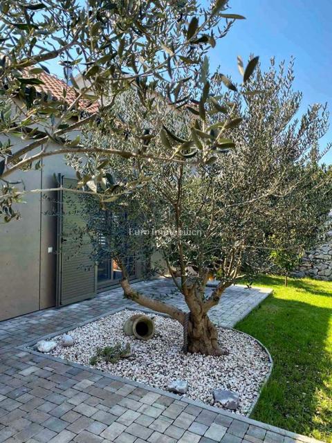 Murter - casa con un bellissimo giardino, in terza fila rispetto al mare