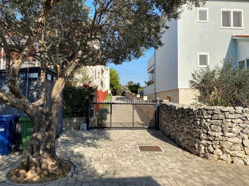 Murter - casa con un bellissimo giardino, in terza fila rispetto al mare