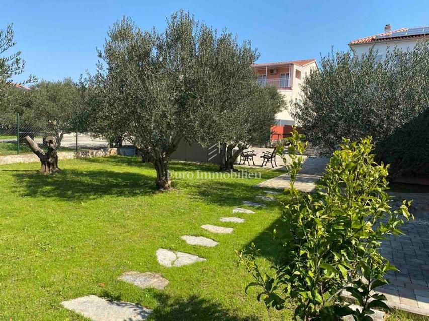 Murter - casa con un bellissimo giardino, in terza fila rispetto al mare