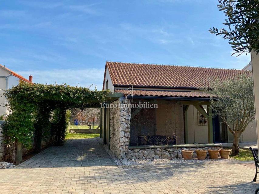 Murter - casa con un bellissimo giardino, in terza fila rispetto al mare