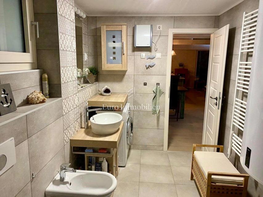 Murter - casa con un bellissimo giardino, in terza fila rispetto al mare