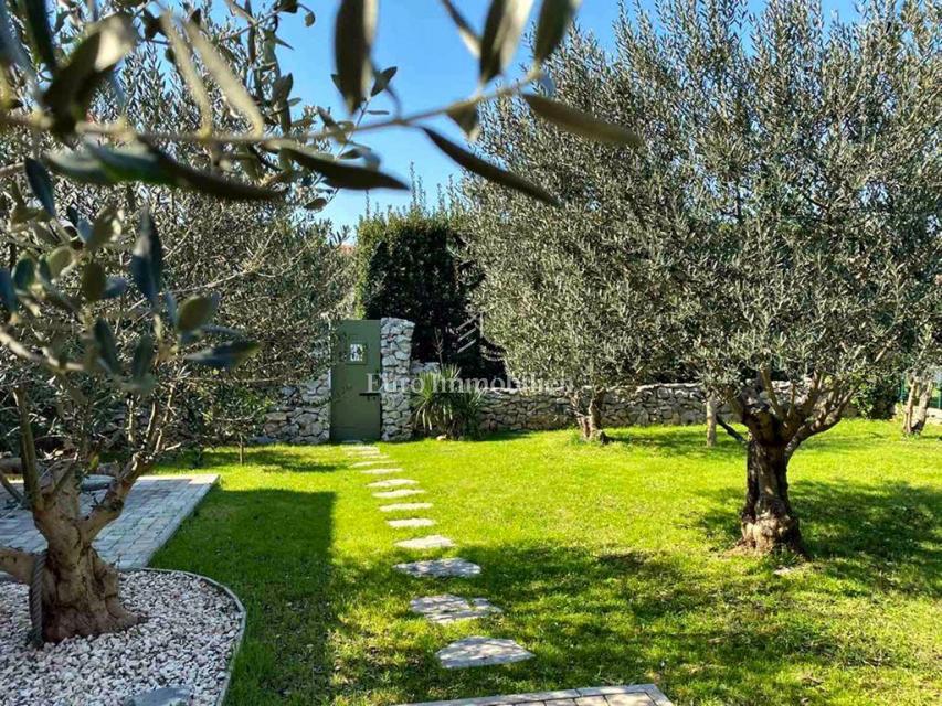Murter - casa con un bellissimo giardino, in terza fila rispetto al mare