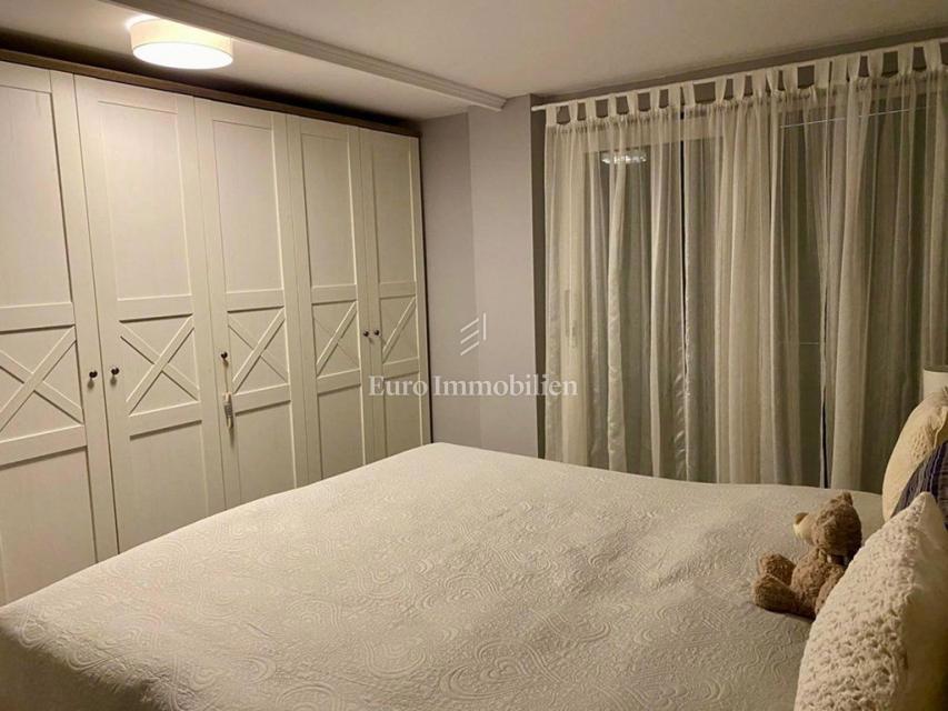 Murter - casa con un bellissimo giardino, in terza fila rispetto al mare