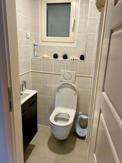 Murter - casa con un bellissimo giardino, in terza fila rispetto al mare