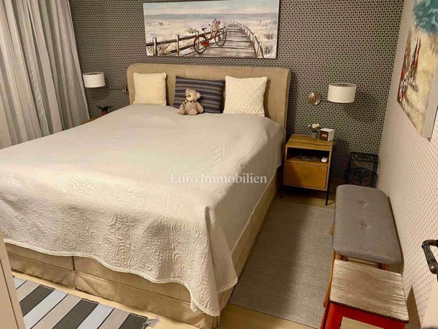 Murter - casa con un bellissimo giardino, in terza fila rispetto al mare