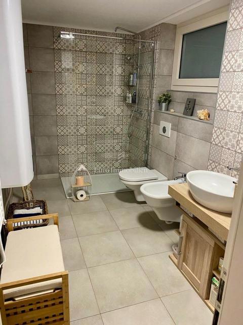 Murter - casa con un bellissimo giardino, in terza fila rispetto al mare