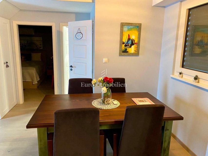 Murter - casa con un bellissimo giardino, in terza fila rispetto al mare