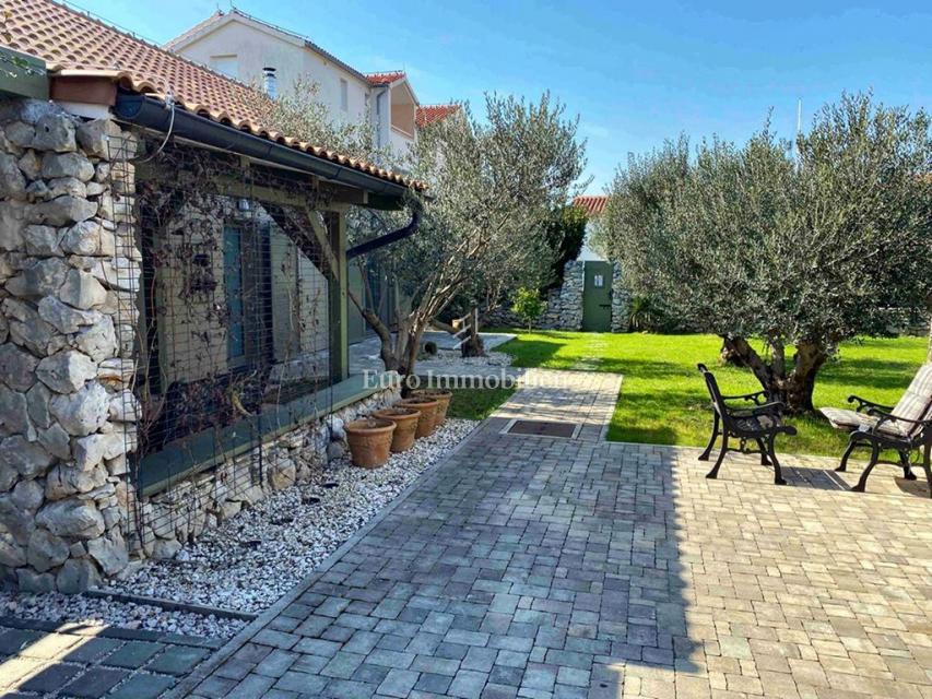 Murter - casa con un bellissimo giardino, in terza fila rispetto al mare