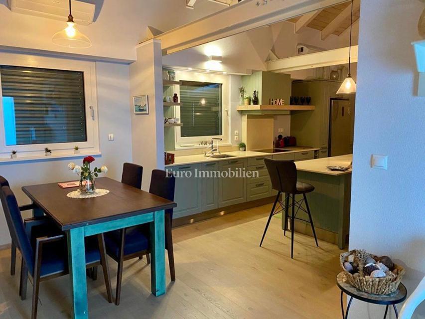 Murter - casa con un bellissimo giardino, in terza fila rispetto al mare