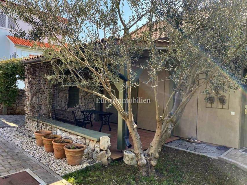 Murter - casa con un bellissimo giardino, in terza fila rispetto al mare