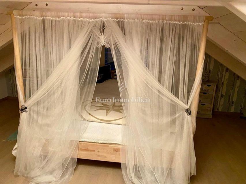 Murter - casa con un bellissimo giardino, in terza fila rispetto al mare