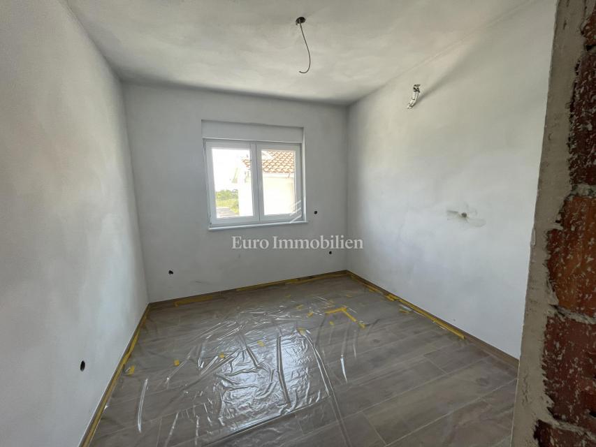 Isola Vir - appartamento di nuova costruzione con giardino