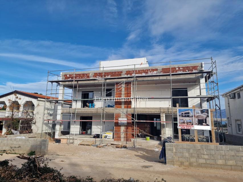 Isola Vir - appartamento di nuova costruzione con giardino