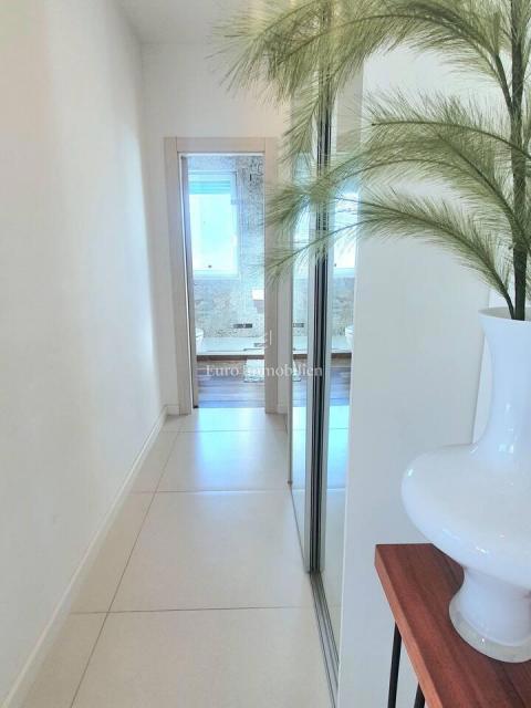 Turnić - Lussuoso appartamento con terrazza e vista mare