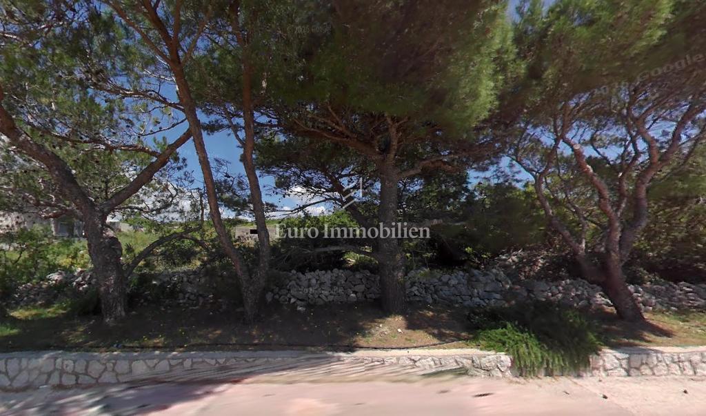 Isola di Pag - terreno edificabile adiacente alla strada