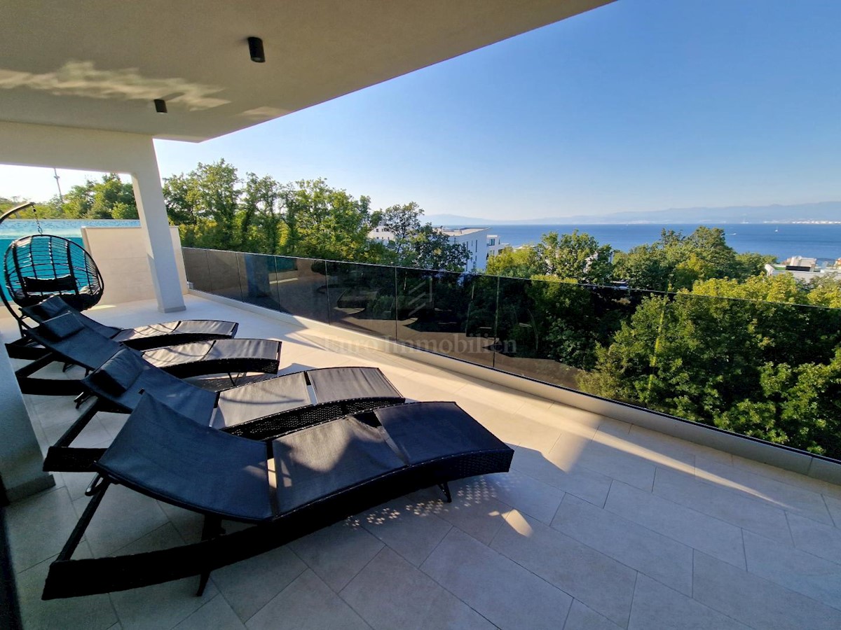 Attico esclusivo con piscina e fantastica vista sul mare! 