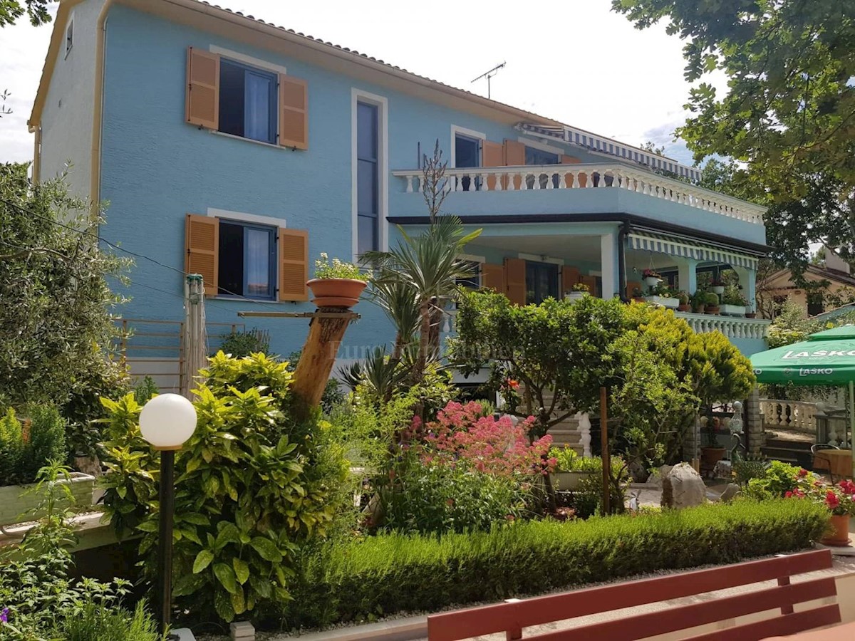 Samostojeća kuća s uređenom okućnicom