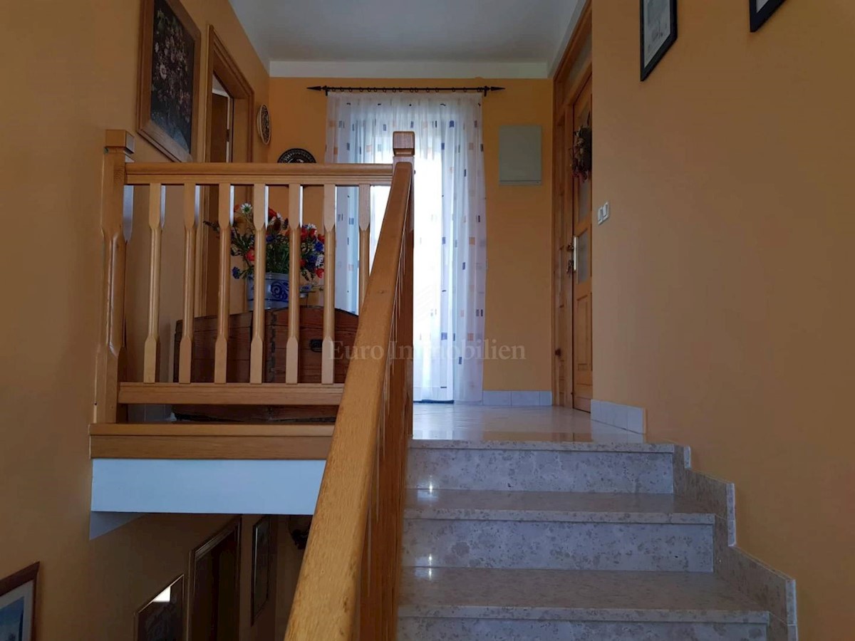 Samostojeća kuća s uređenom okućnicom