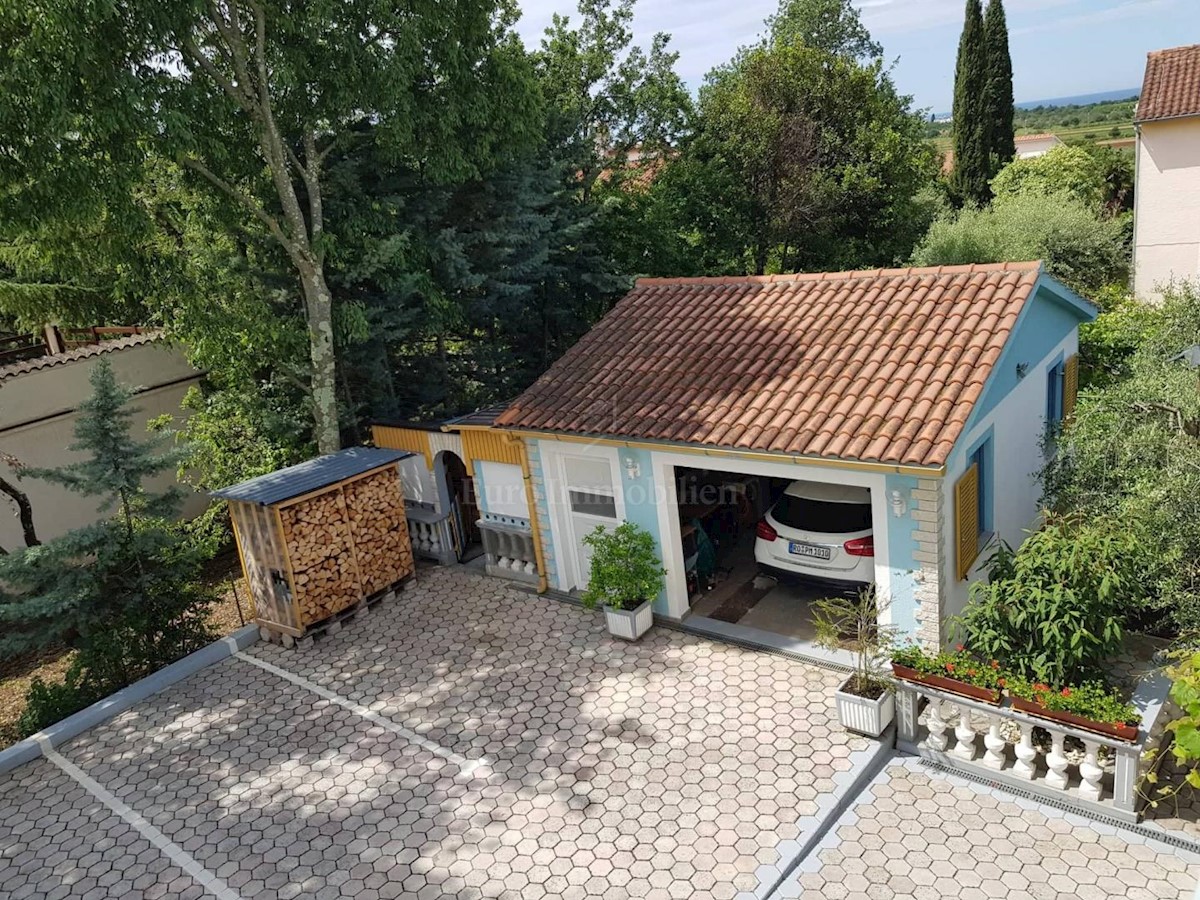 Samostojeća kuća s uređenom okućnicom