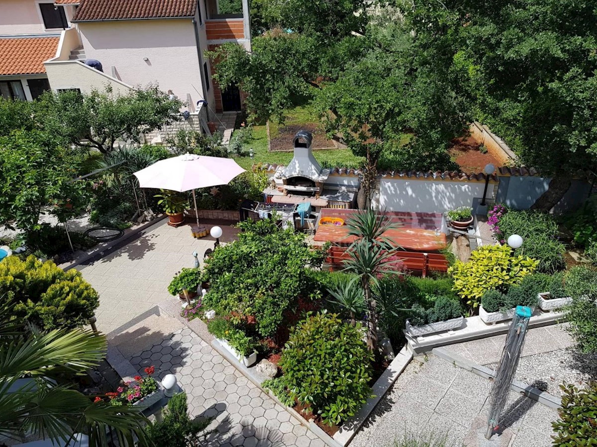 Samostojeća kuća s uređenom okućnicom